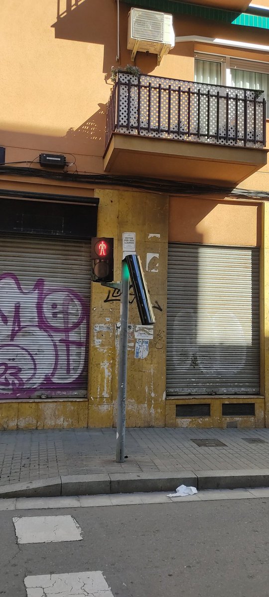 Semàfor a punt de caure per la ventada c/Saragossa cantonada Baldomer Solà
#Badalona
<a href="/daniel_gracia/">Daniel Gracia</a> 
<a href="/AjBadalona/">Ajuntament de Badalona</a>