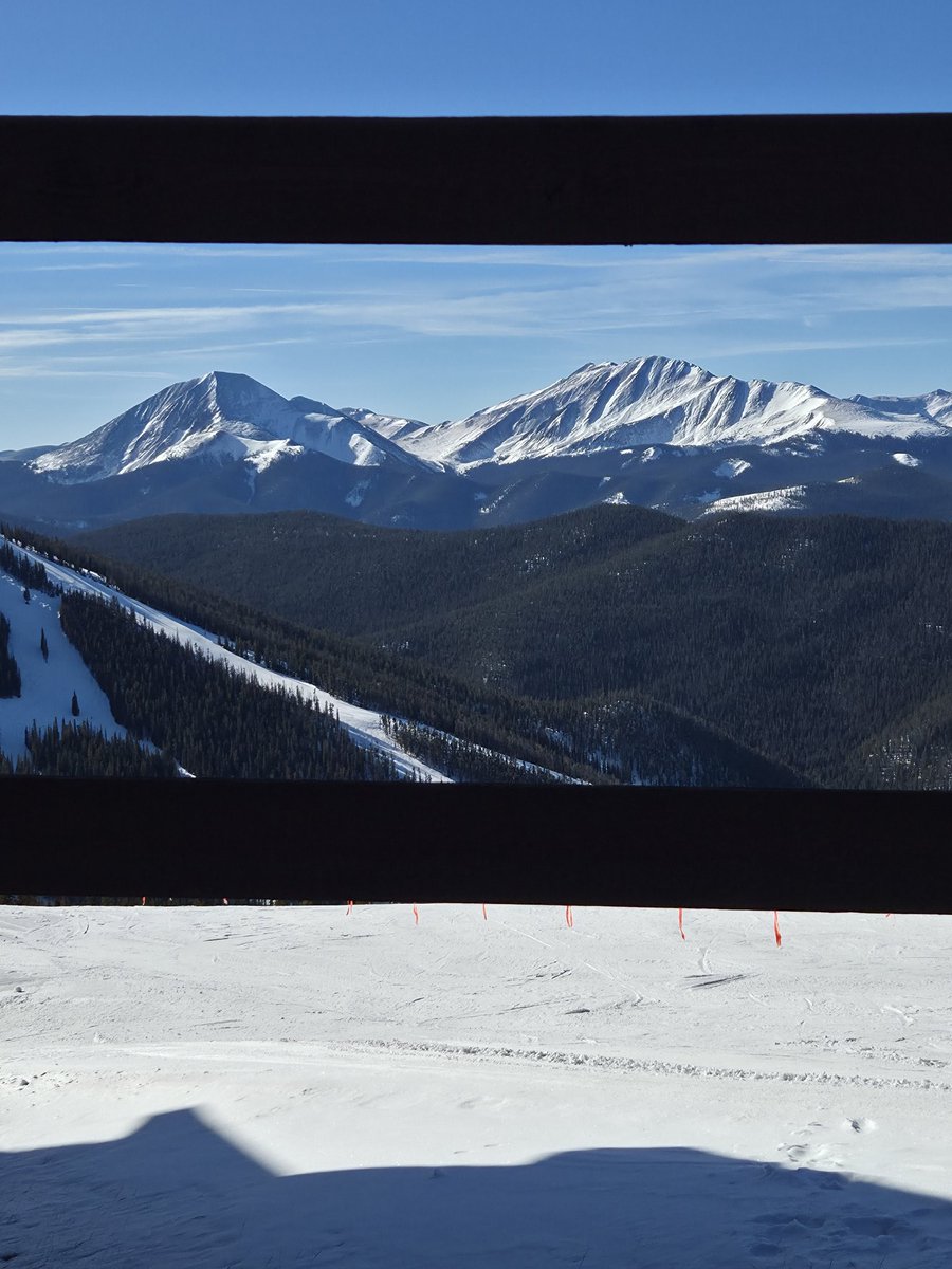 ViewFromTrails's tweet photo. A View through a split rail fence on the Top of Dercum Mountain at the Keystone Resort...❤️🏔❤️ 👀

#DercumMountain
#MountainViews
#KeystoneResort
#Keystone
#Colorado https://t.co/tJXtsNjlwT