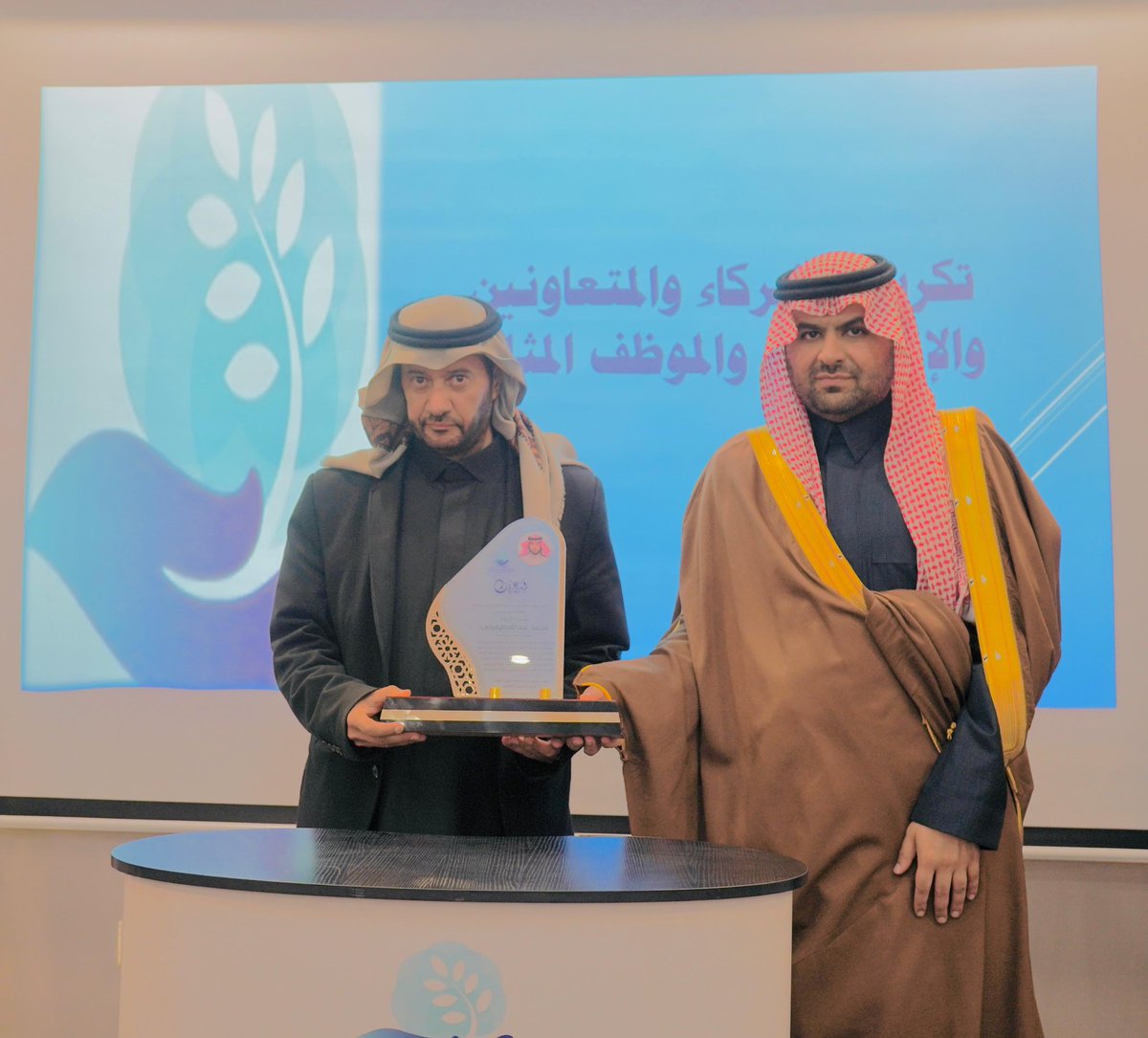 كرّم سعادة محافظ القرى الأستاذ عبدالله بن سعد الدامر، المدير التنفيذي لجمعية القرى الأهلية بالاطاولة الأستاذ محمد عبدالله الزهراني، تقديرًا لجهوده وإسهاماته المتميزة خلال عام 2025م، والتي أسهمت في تطوير خدمات الجمعية وتحقيق مستهدفاتها بما يواكب رؤية المملكة 2030.