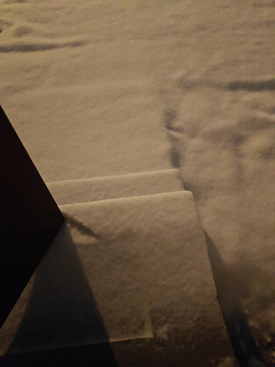 ArlinTiina's tweet photo. Vihaan #lunta. Raskasta kolausta. Aamulla viiden jälkeen aloitin mutta olisi vieläkin hommia. Voi voi... Huomiseen jää. #talvi https://t.co/gUgRCHUBoO