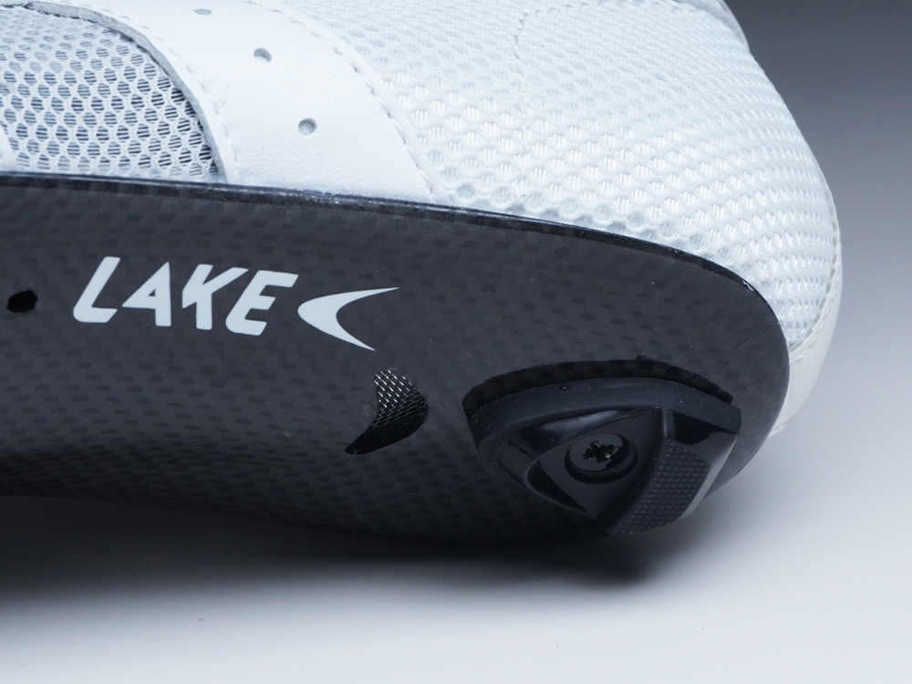 ソール構造はCX301と同じ、レースに十分な剛性の100%カーボン製アウトソールと足に負担の少ないフレキシブル・ラスティングボードの中空2層式です。