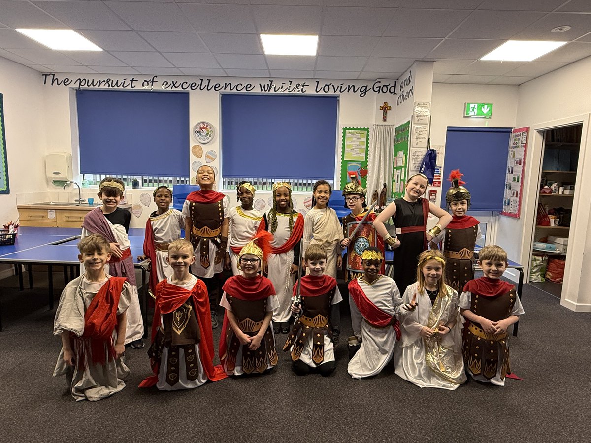 Kingfisher are ready for their Roman workshop today! 🏛️🏺