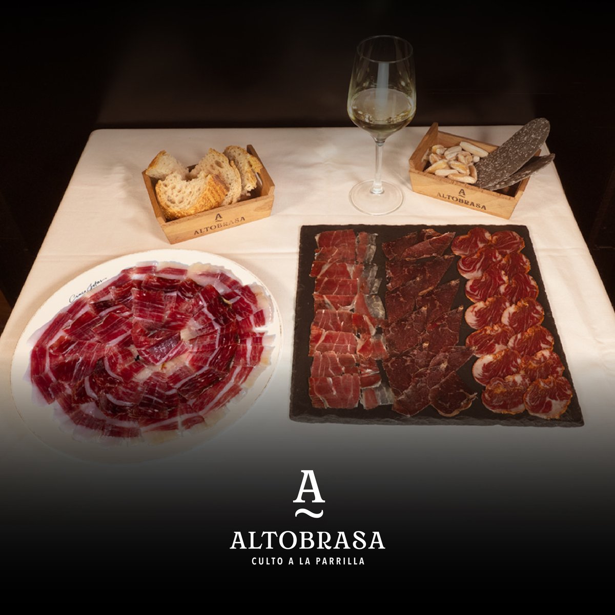 altobrasa's tweet photo. 🍽️ En Altobrasa rendimos homenaje al sabor con nuestras chacinas ibéricas seleccionadas y la inconfundible cecina de Wagyu.

¡Un comienzo a la altura de cualquier mesa! ​🫠​

¿Con quién compartirías esta tabla? 💕 https://t.co/9H38y0T7IC