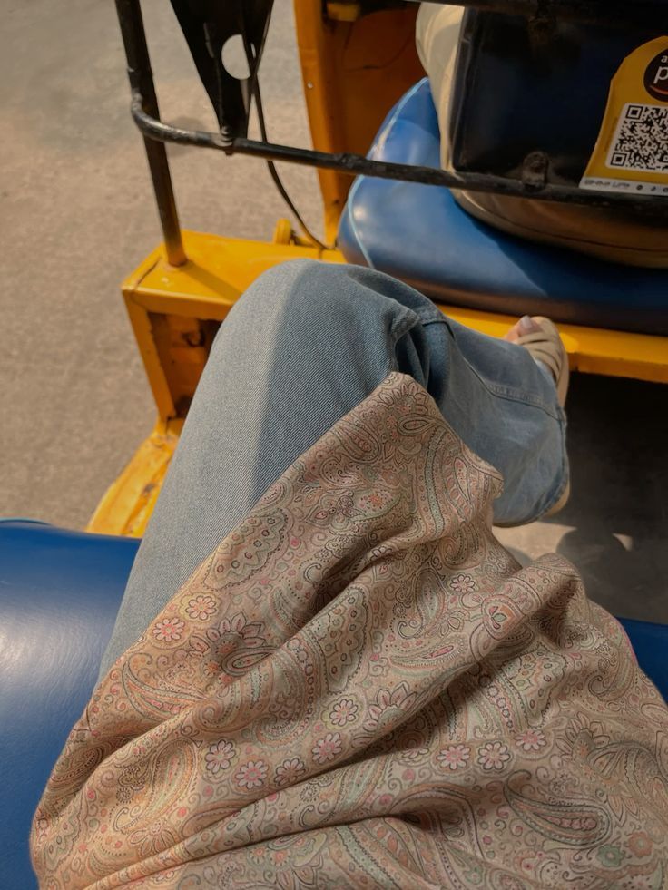 लड़कों का क्या है,

Auto में बैठी लड़की के घुटना में घुटना टकरा जाए तो भी मोहब्बत हो जाती है..😂😂