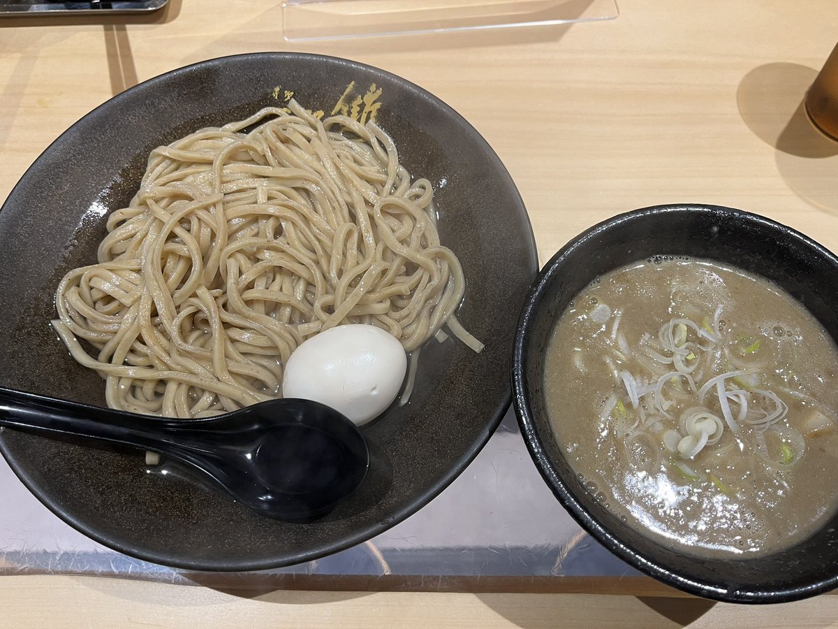 やっぱ本家の豚骨ラーメンの方が流行ってるのは分かる気がした。十分美味いのは間違いないです