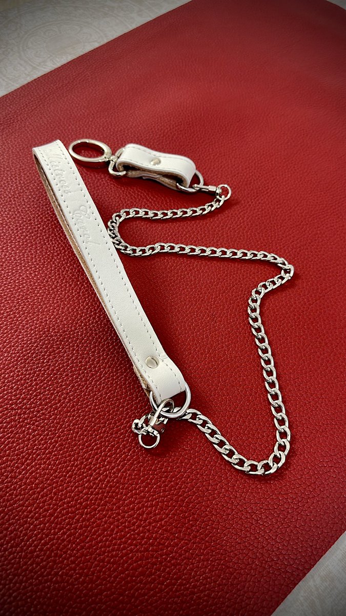 Blanco, grabado personalizado y cadena en plata.
Sencilla, elegante y con carácter propio 🤍

Correa personalizada con ambos nick grabados.
Diseño artesanal para quienes buscan algo único.

#ELWhipmakers #CorreaPersonalizada #Artesanía #HechoAMano #DiseñoExclusivo