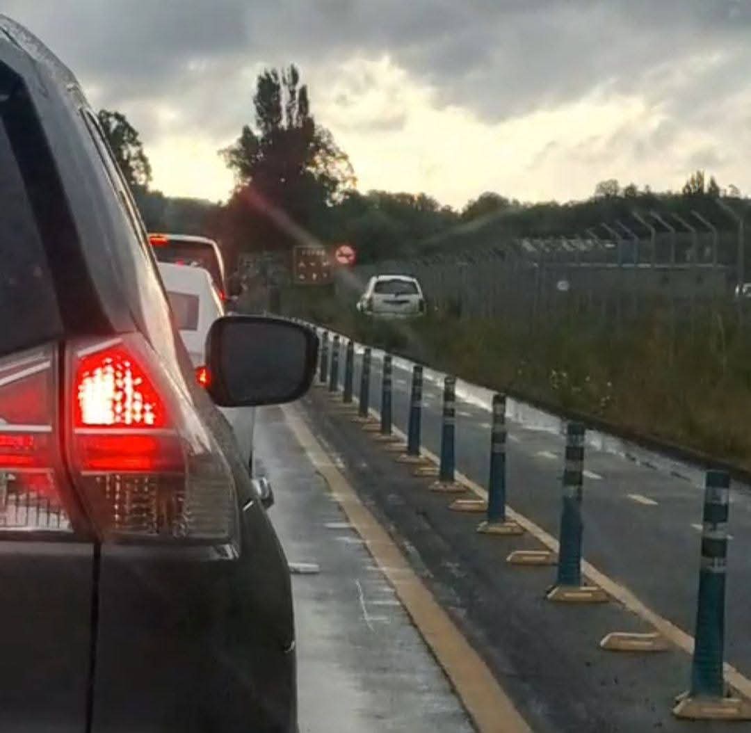 INFO_LACUSTRE's tweet photo. No queremos estas mierdas en la zona lacustre de Villarrica y pucon. Este hijo de puta pasando por ciclo via casi causando una tragedia lo bueno que las camaras hicieron su trabajo y ya esta infraccionado en juzgado policía local. Lacras de mierda no vengas mas. https://t.co/qsIYnFXP80