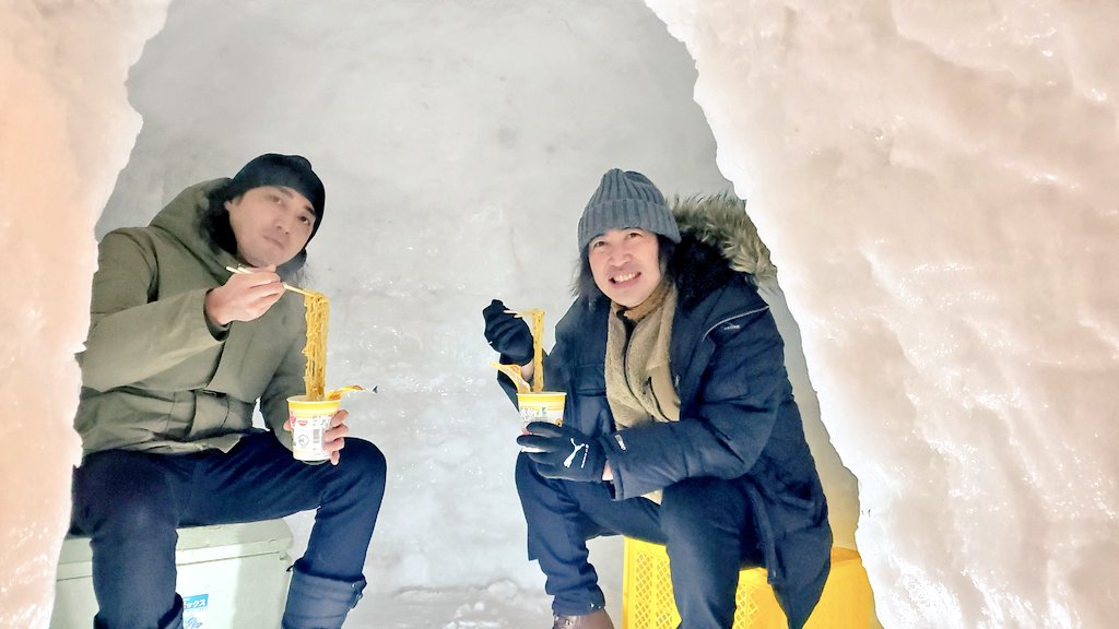 本日の稚内も
とても冷えました。

そんな中で作業を続け
イグルーや雪の造形たちも
全体像が見えてきました。

作業の合間にみんなで
カップヌードルカレー。

イグルーの中で食べると
格別に美味しかったです。

温まりました。

#エビナイベントホール