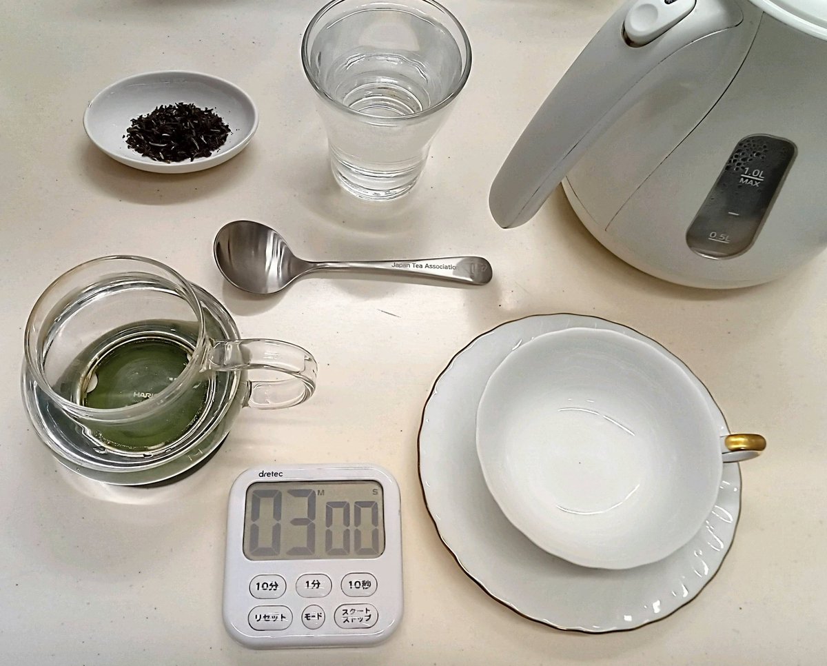 #紅茶本こぼれ話
紅茶をおいしくするポイント簡単まとめ6点

0　茶葉と水
1　茶葉の量
2　お湯の量
3　蒸らし時間
4　お湯の温度
5　カップ選び

全て本の中で簡単に紹介しているのですが
1から3が最低限基本中の基本として、
おいしく紅茶を淹れる要素が様々ある中で4番目に大事なのはお湯の温度。