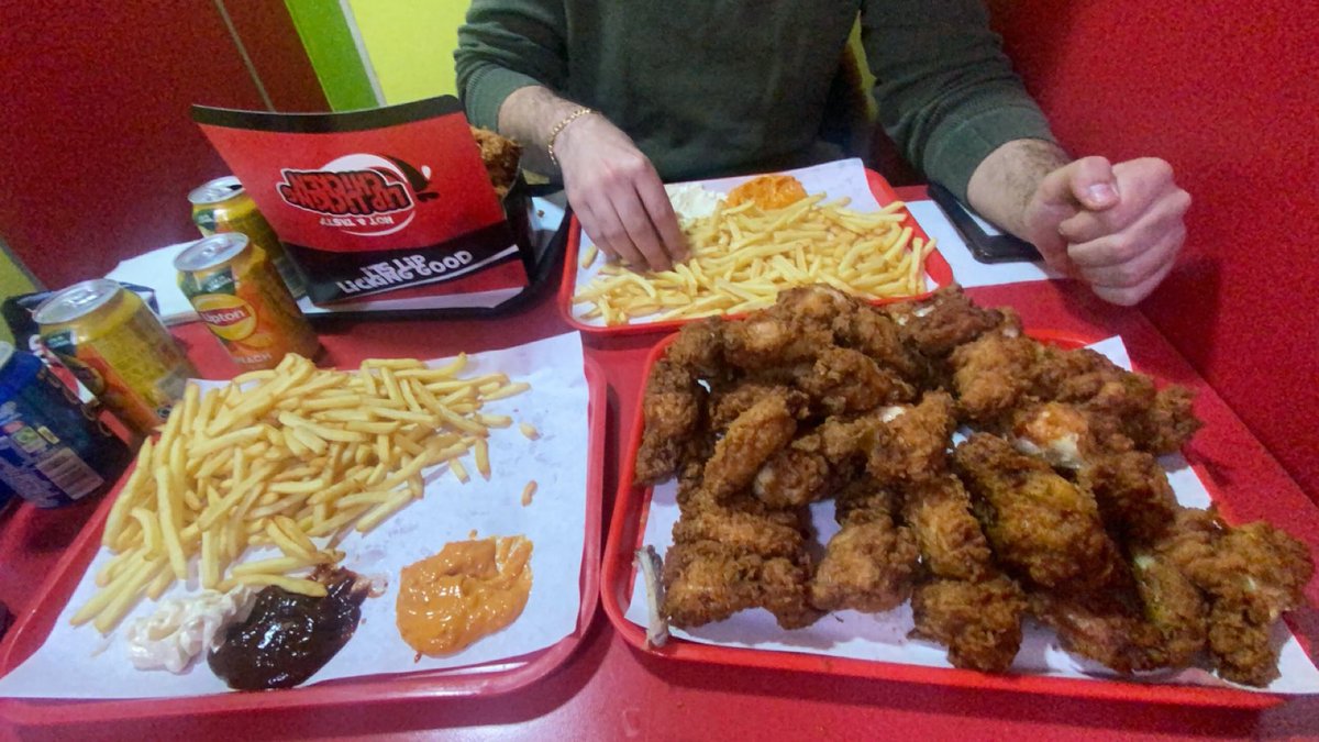 FraudeurDuFisk's tweet image. BANDE DE PETIT JOUEUR. 
100 wings 2 hommes .