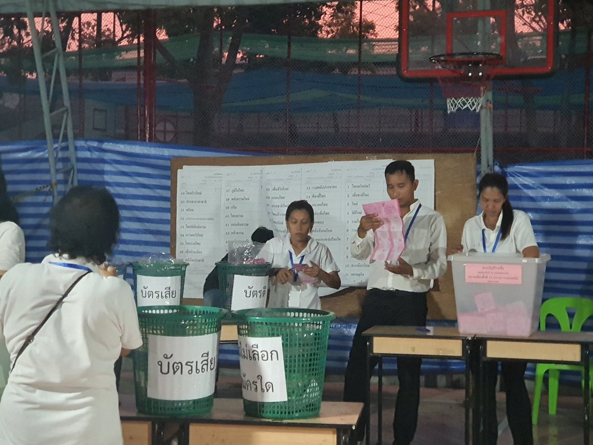 redrumsredrum's tweet photo. @AmaratJeab เค้ามุดไปขีดกันจริงจังค่ะรอบนี้ บัตรชมพูตัวเล็กอยู่แล้วบอร์ดอยู่ไกลด้วย ตำรวจก็ไม่ให้ย้ายเส้นเหลือง เค้าซื้อไง้หมดละทั้ง กกต. กปน. และตำรวจประจำหน่วย มืดก็นับแบบมืดๆ ฝนสาด ก็ปล่อยมันเปียกไป https://t.co/NYFmjzuYV8