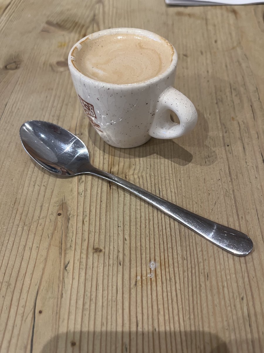 Kan iemand mij uitleggen waarom coffeeshops deze lepels bij een espresso of cortado serveren?