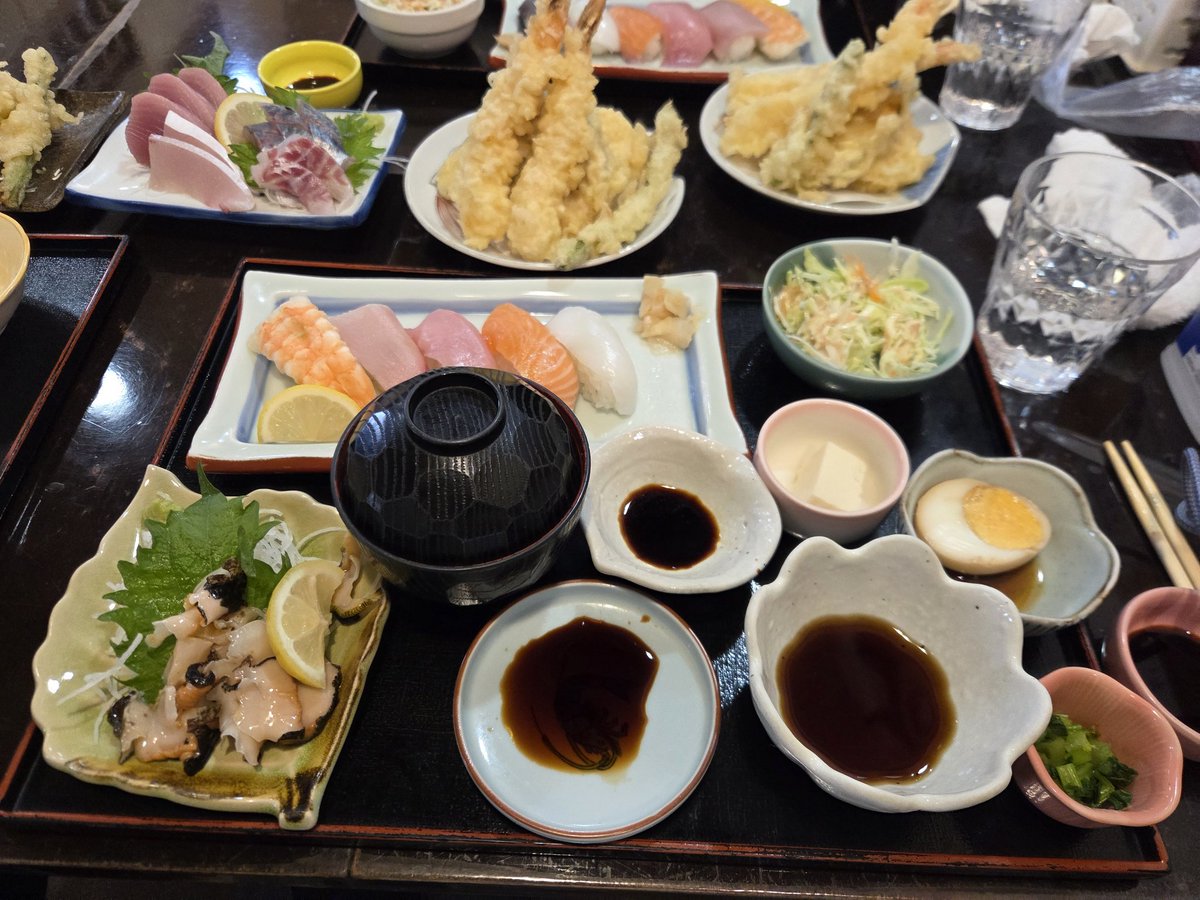 shojikazuki's tweet photo. あらしのよるに休演日
フェリーで対馬へ！
観光と海鮮と充実したOFFでございました。
そしてツシマヤマネコには遭遇出来んかったから変わりの人形も購入して福岡に戻りました。

さぁ、明日からまた公演頑張ります🐐！！ https://t.co/PZIR9gEXQp