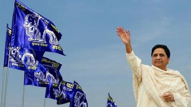 भाजपा जिस हिसाब से एक एक करके सवर्णों के खिलाफ शिकंजा कसने की तैयारी कर रही है, कांग्रेस को अभी तक गां.... और गर्दन का फर्क ही नहीं पता चल पा रहा, सपा ने पहले ही pda का नारा देकर सवर्णों से किनारा कर लिया है, ऐसी विकट परिस्थितियों में एकमात्र पार्टी बीएसपी ही है जो सर्व समाज की