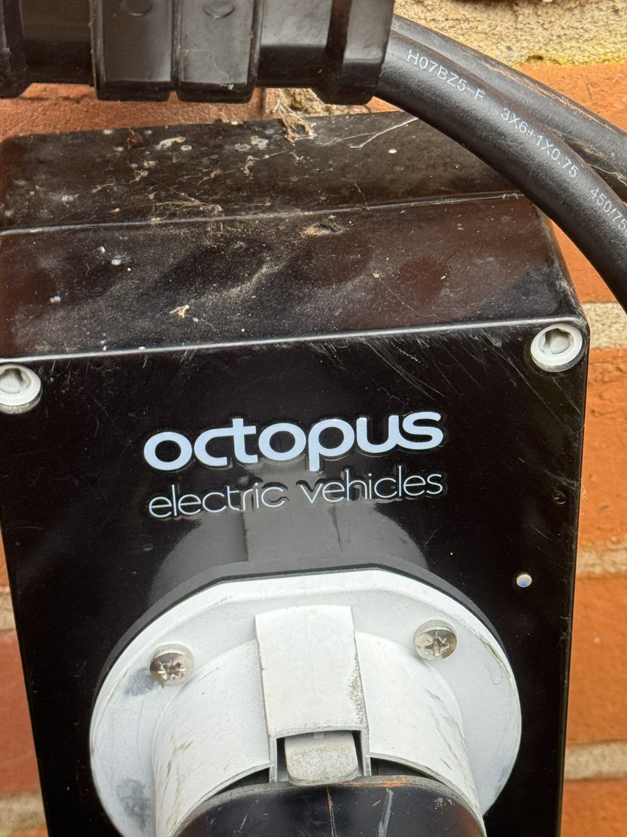 andyrow's tweet photo. According to @OctopusEnergy this is NOT an octopus car charger -it is certainly not a smart one. Not UK govt compliant either, It’s not old obvs. just not supported by the nations most hyped energy company. https://t.co/x0LncJzn4t