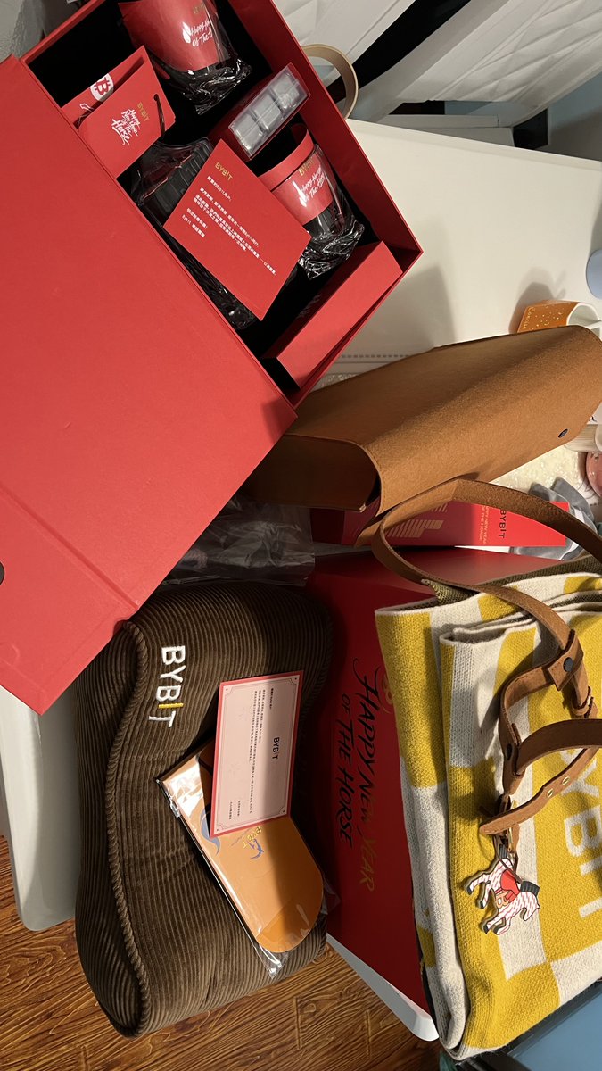 JZ_JP_Crypto's tweet photo. 感谢@JJJ8677 送来的 @Bybit_Official 新年大礼包🎁🥳 https://t.co/VI4ihvQMlt