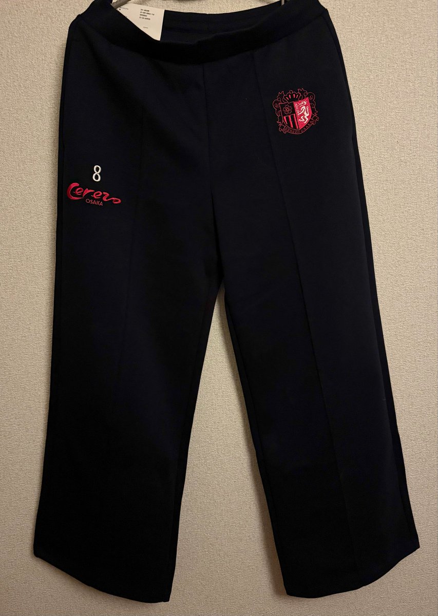 gunyanko0206's tweet image. 刺繍出来上がったので試着
今回Cのワイドスウェットパンツ(ネイビー)に入れて貰いました
今回の配置だと普通にユニフォーム着たらエンブレムが隠れてしまうので、シャツインしない着こなしであればロゴと同じ高さで入れて貰った方が良いかもです

#Jリーグユニクロ刺繍部 
#セレッソ大阪