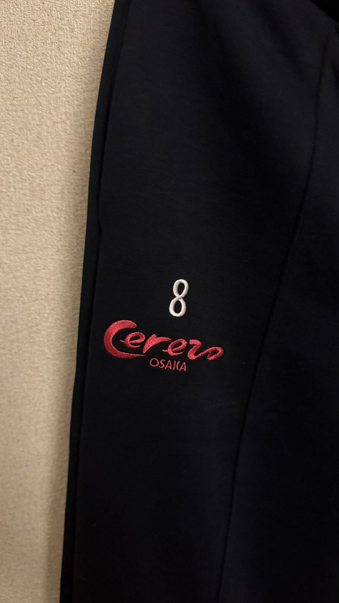 gunyanko0206's tweet image. 刺繍出来上がったので試着
今回Cのワイドスウェットパンツ(ネイビー)に入れて貰いました
今回の配置だと普通にユニフォーム着たらエンブレムが隠れてしまうので、シャツインしない着こなしであればロゴと同じ高さで入れて貰った方が良いかもです

#Jリーグユニクロ刺繍部 
#セレッソ大阪