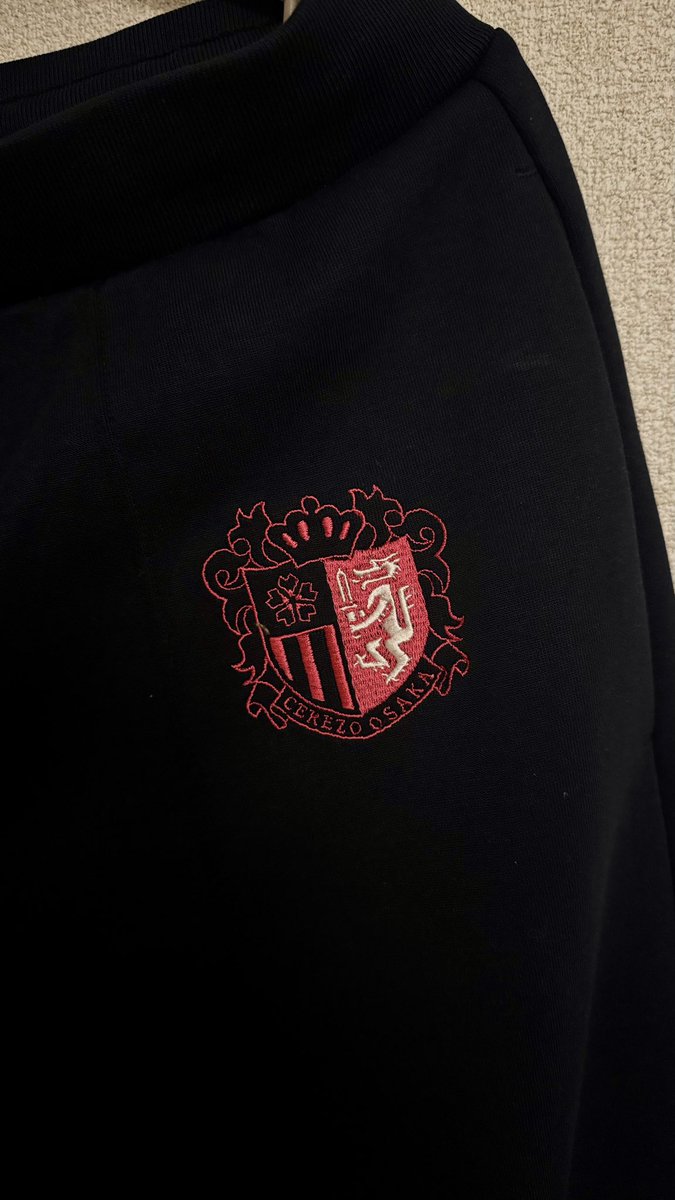 gunyanko0206's tweet image. 刺繍出来上がったので試着
今回Cのワイドスウェットパンツ(ネイビー)に入れて貰いました
今回の配置だと普通にユニフォーム着たらエンブレムが隠れてしまうので、シャツインしない着こなしであればロゴと同じ高さで入れて貰った方が良いかもです

#Jリーグユニクロ刺繍部 
#セレッソ大阪