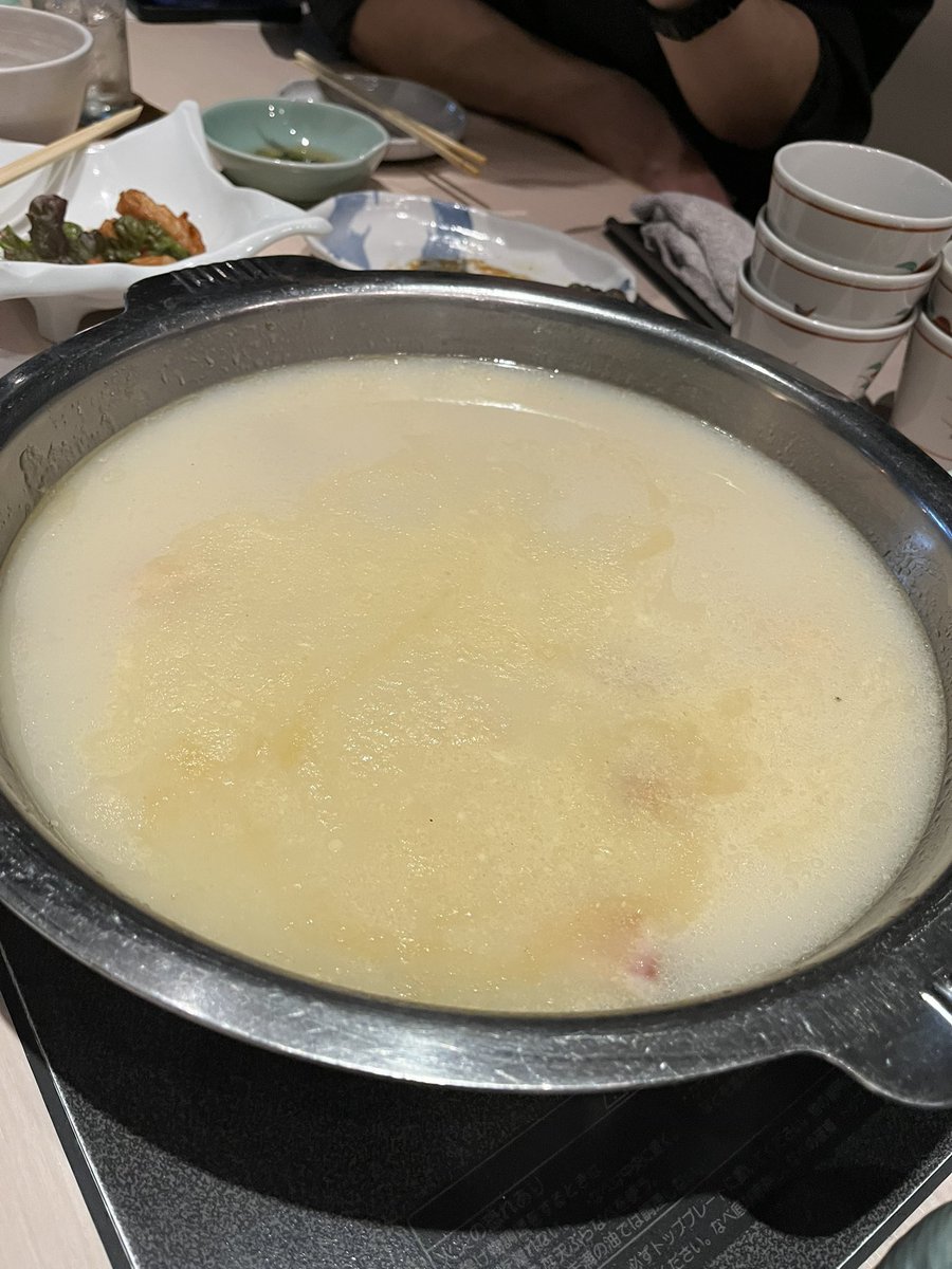 デカいアルミの洗面器ではない。水炊きである