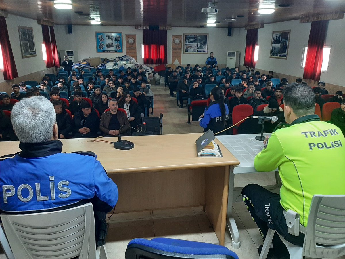 TarsusMtal's tweet photo. Okulumuz öğrencilerine ,Trafik kurallari ve Kades uygulaması ile ilgili bilgilendirilmeler yapılmıştır..🚔👮👮‍♀️🚨 https://t.co/wlG5Y1bOOe