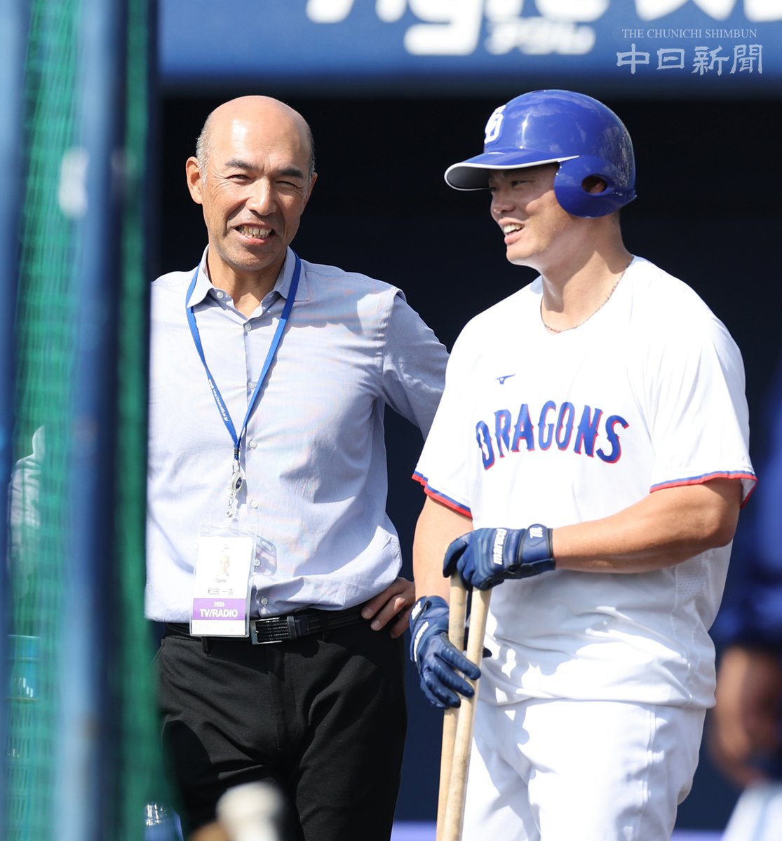 chunichiphoto's tweet photo. 【ドラゴンズ】北谷を訪れ、細川選手と談笑する和田一浩さん #中日新聞 #中日スポーツ https://t.co/q4VBnEeeuc