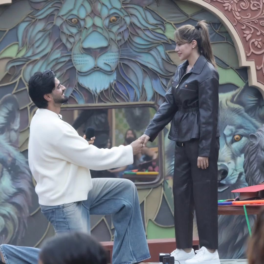 iamviraltv's tweet photo. She said YES! 💍

@mr.arbazpatel  surprise proposal to @nikki_tamboli inside The 50 left everyone in Awe! 🥰 

#The50 #nikkitamboli #arbazpatel https://t.co/nJRyFVfPyi