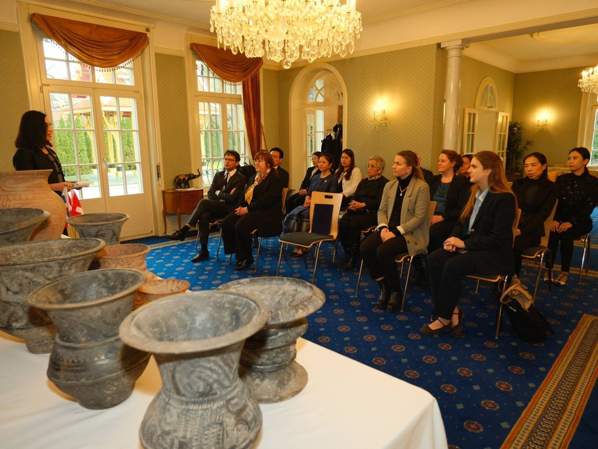 ผู้ครอบครองที่ไม่ประสงค์ออกนาม ส่งคืนภาชนะดินเผาบ้านเชียง สภาพสมบูรณ์เกรดเอ จำนวน 11 ชิ้น กลับคืนสู่ประเทศไทยผ่านสถานทูตไทยในสวิสเซอร์แลนด์ โดยมีความประสงค์จะส่งคืนสิ่งของล้ำค่าทางประวัติศาสตร์เหล่านี้กลับสู่ถิ่นกำเนิด