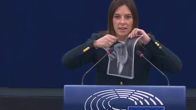 ایزابلا توالیری عکس علی خامنه ای را در پارلمان اروپا پاره کرد