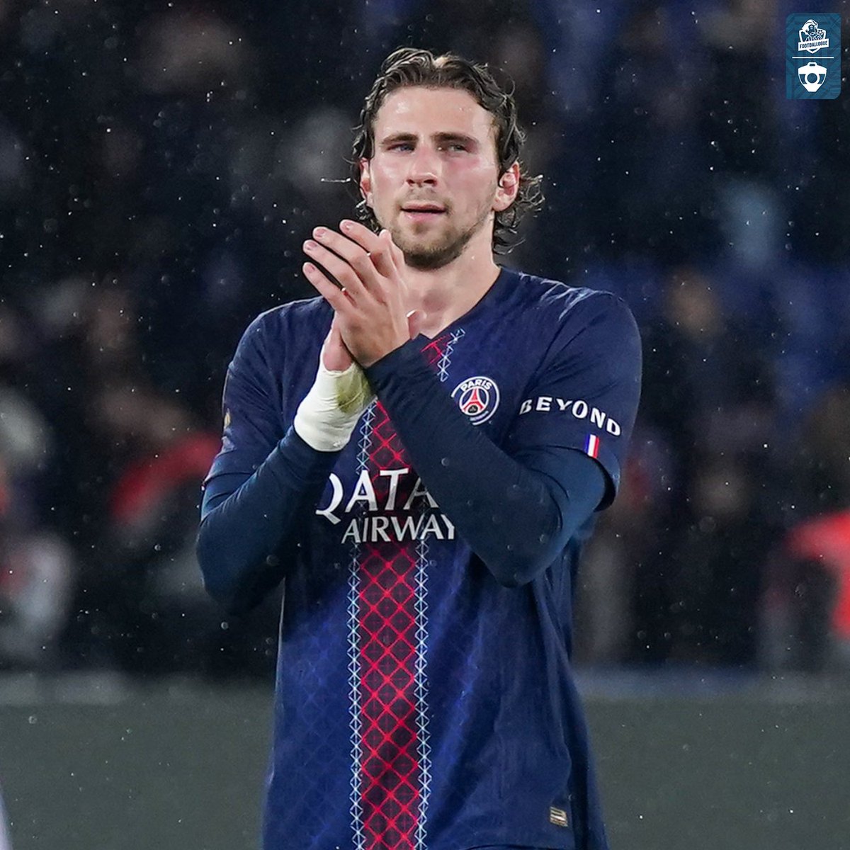 Footballogue's tweet image. La belle réponse de Luis Enrique à une question sur les 𝗗𝗜𝗙𝗙𝗜𝗖𝗨𝗟𝗧𝗘́𝗦 𝗗'𝗔𝗗𝗔𝗣𝗧𝗔𝗧𝗜𝗢𝗡 d'Illya Zabarnyi au PSG ! ❤️💙

"S'il est en difficulté ? Je ne suis pas d'accord avec vous. On est précis sur les joueurs qu'on signe, 𝗰𝗵𝗮𝗾𝘂𝗲 𝗷𝗼𝘂𝗲𝘂𝗿 𝗮 𝘂𝗻…