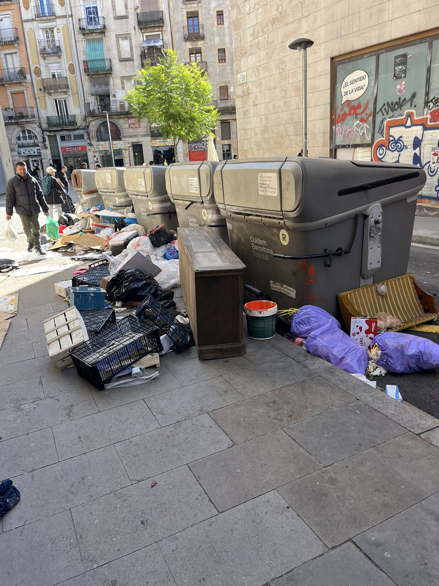 Wasiwasi9's tweet photo. Bones @bcn_ajuntament i @Bcn_CiutatVella , fa un parell de dies que les persones que vivim als voltants de la Plaça del Pedró convivim amb escombreries pels carrers a tot hora. La situació és més insalubre que mai perquè aquest vent les està escampant pel carrer. +1 https://t.co/fvsT5bFaWX