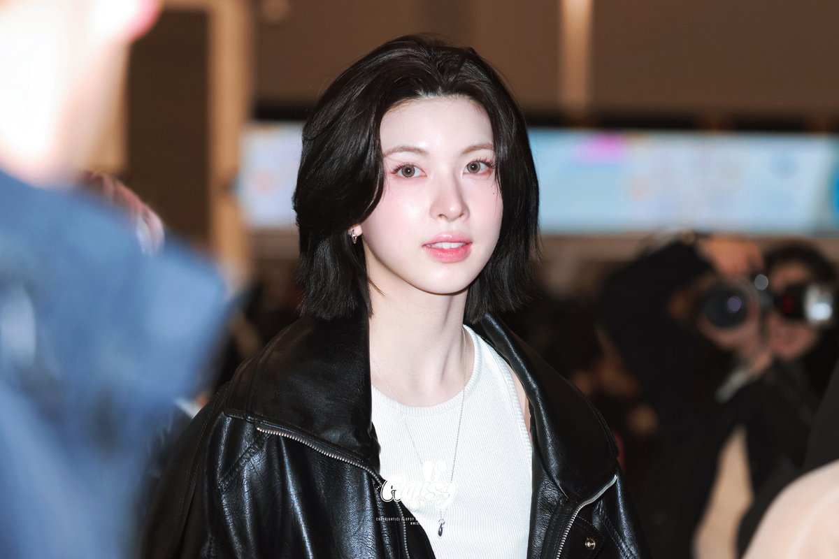 260131 차가운 냉미녀 모드 배이 🖤 얼굴은 싸나운데 성격은 우땨땨인거.. 그게 바로 진솔이 매력이지 🫠 #배이 #BAE ...