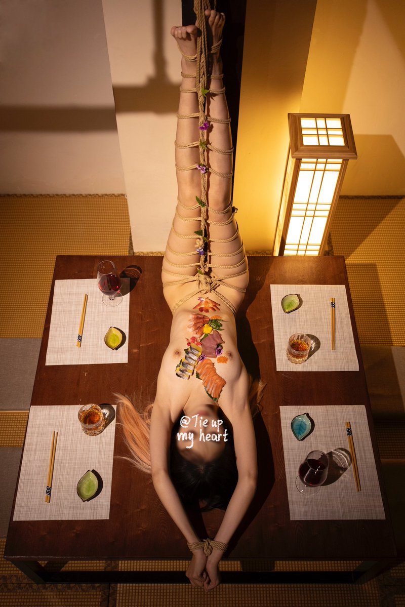 縛られた女体盛【激写】