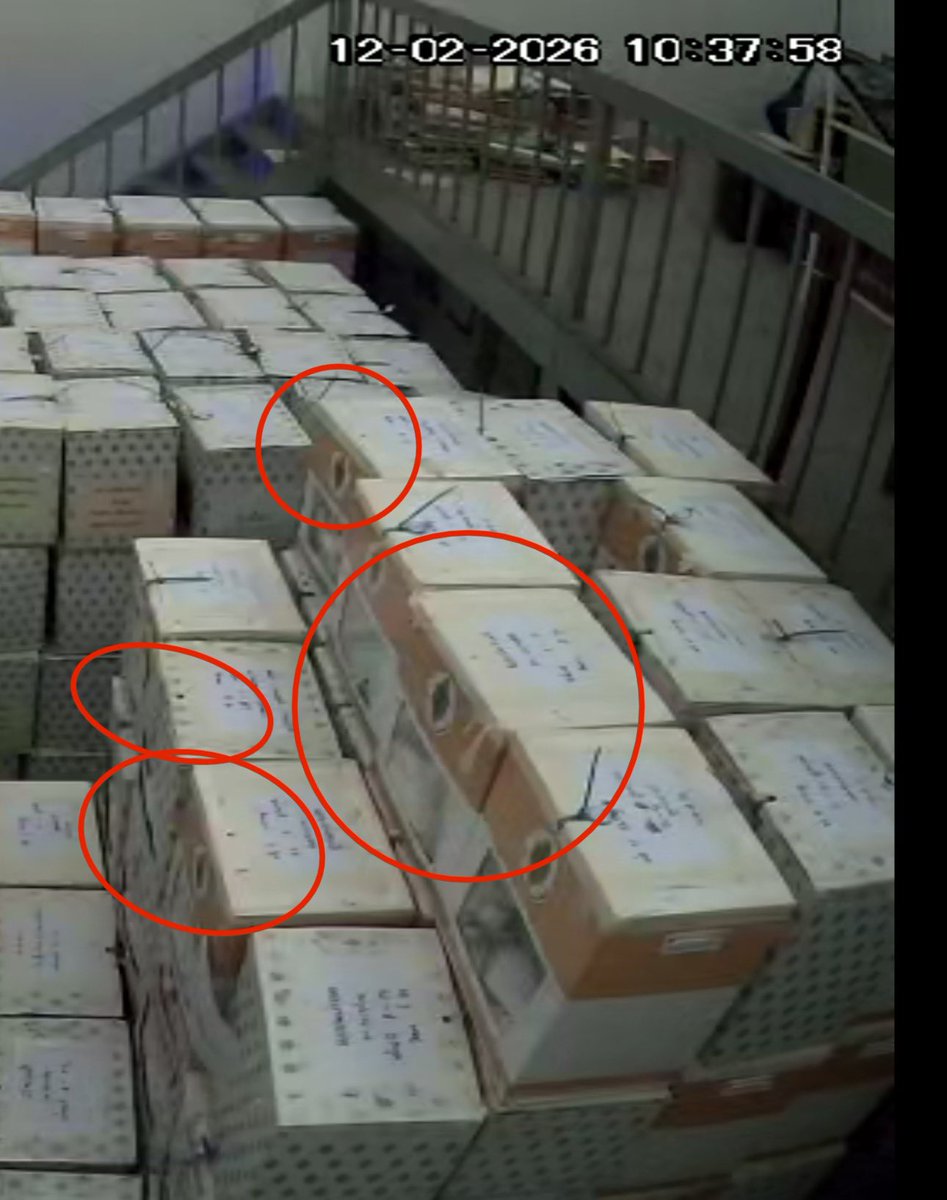 janthawoot's tweet image. ระเบียบตามข้อ 183 (1) บอกให้เมื่อใส่บัตรเลือกตั้งแล้วต้องใส่สายรัดหรืออุปกรณ์อื่นแทนสายรัดแต่ดูในรูปแล้วบางกล่องก็ไม่ได้ใส่สายรัดนี่เป็นแค่รูปจากส่วนนึงจากกล้องวงจรปิดนะเนี่ย