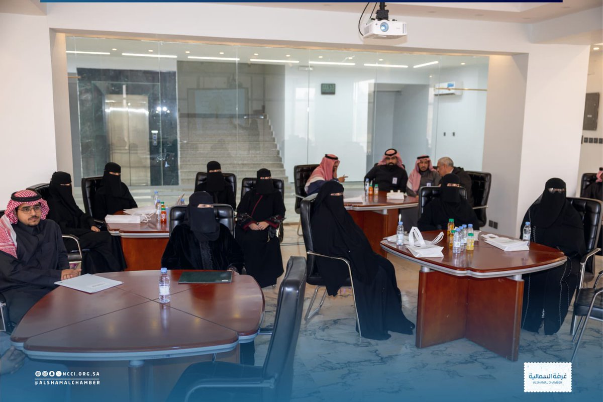 حيث عُقدت جلسة تعريفية مع سعادة الأمين العام، تلاها جولة على إدارات الغرفة للتعرف على الهيكل التنظيمي ومهام الإدارات المختلفة، إضافة إلى عرض مرئي في قاعة التدريب لاستعراض انشطة الغرفة ودور الإدارات والخدمات المقدمة للمجتمع وقطاع الأعمال.