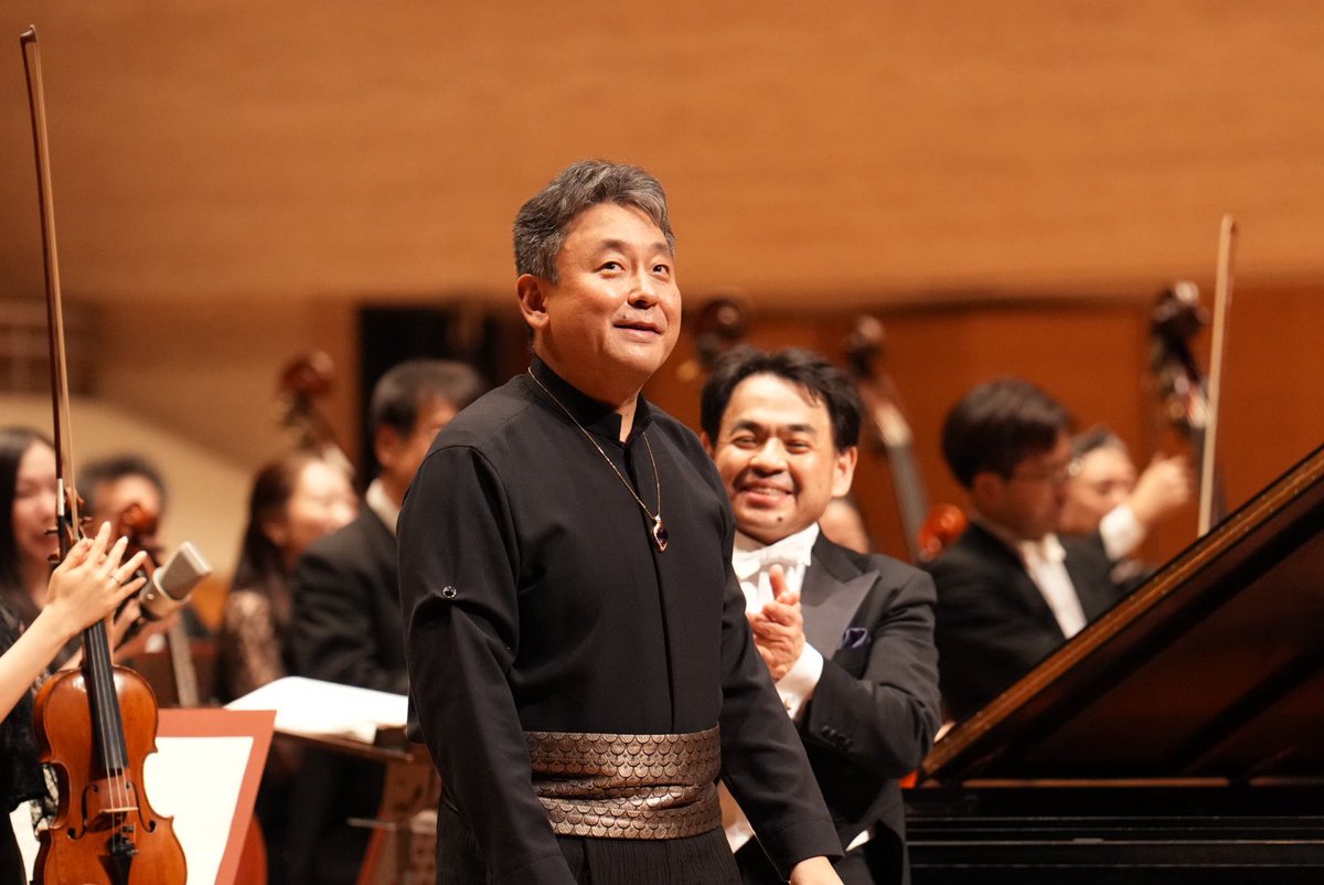 japan_arts's tweet photo. ／
Bravo🌹
＼
デビュー35周年記念演奏会
横山幸雄 ショパン＆ラフマニノフ
華麗なるピアノ協奏曲の響宴

サントリーホールにて終演👏

アンコールは
ショパン : 
ポロネーズ第6番 「英雄」 変イ長調 Op.53

📸Junichiro Matsuo
#JAアンコール https://t.co/GHrOgnLP6W