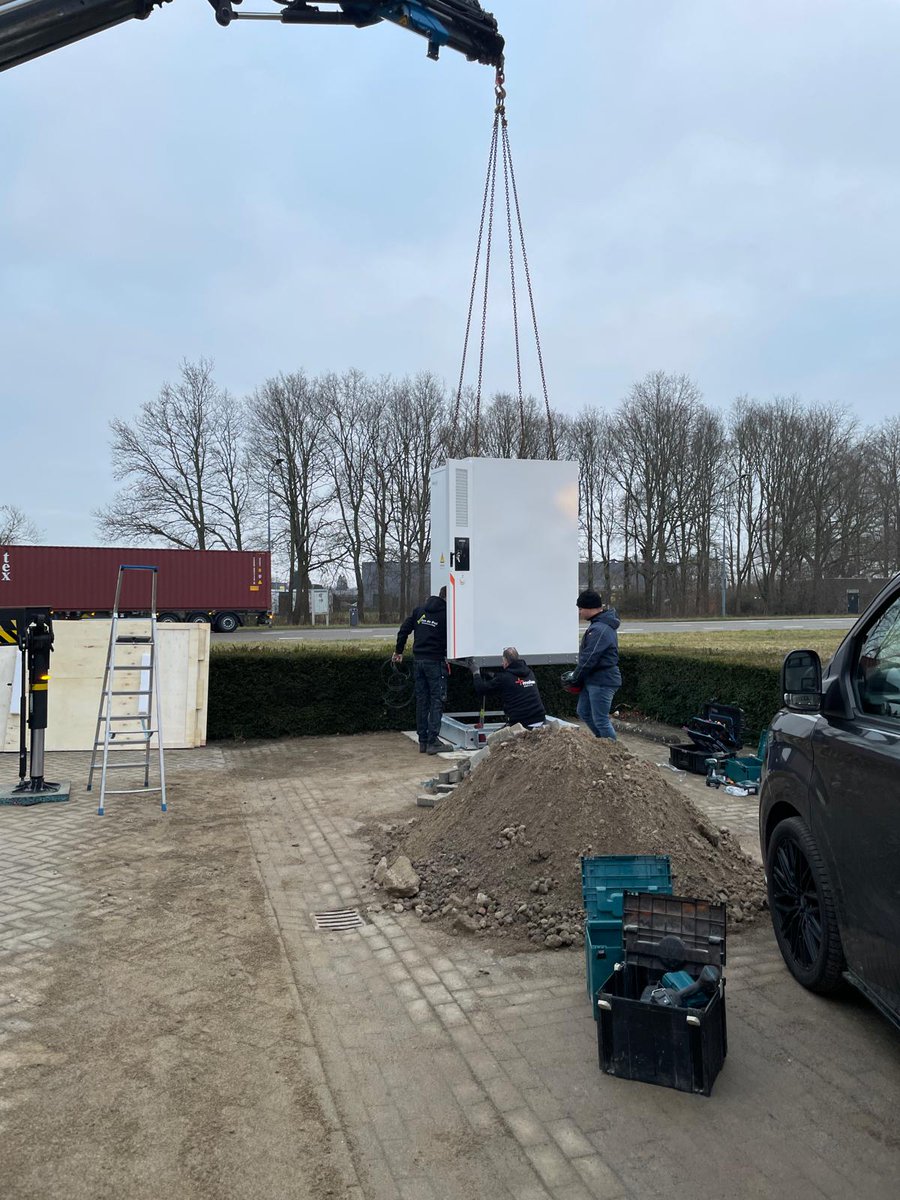 Bij aaff in Raamsdonksveer hebben we onlangs een krachtige stap gezet in energieopslag. Na de eerdere installatie van 𝟳𝟲 𝘇𝗼𝗻𝗻𝗲𝗽𝗮𝗻𝗲𝗹𝗲𝗻 (𝟮𝟬.𝟭𝟰𝟬 𝗸𝗪𝗵 𝗼𝗽𝗯𝗿𝗲𝗻𝗴𝘀𝘁) is de locatie nu uitgebreid met een slimme SolaX batterij.

✅energyshift.nl/gratis-adviesg…
