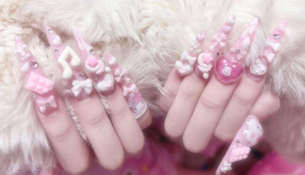 地元のインドネシア人がやってるネイルサロンに変えましたよんとてもかわいい(神ω神)(神ω神)♥♥♥