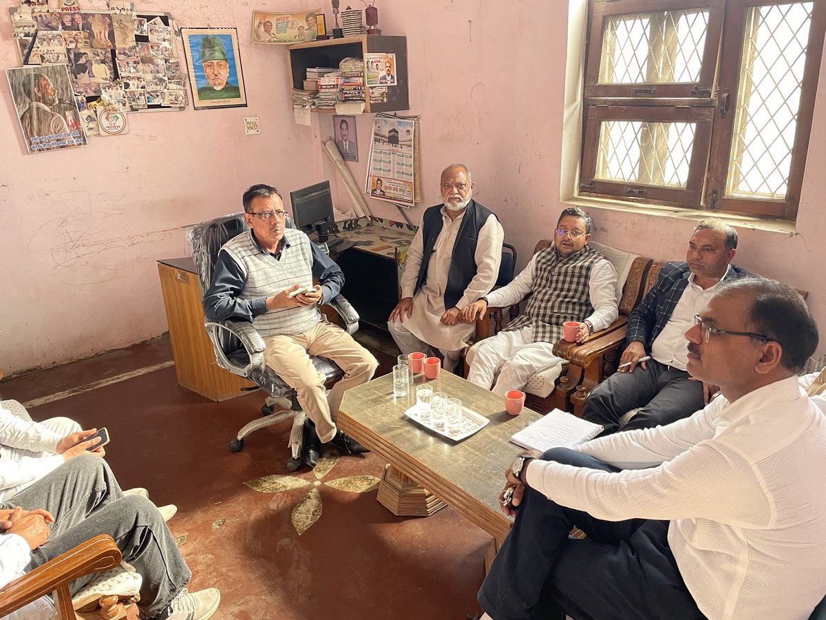 drmerajhusain's tweet image. कल अमरोहा में निकलने वाली मनरेगा बचाओ यात्रा के रूट और यात्रा के प्रबंध को लेकर मीटिंग में हिस्सा लिया।इस अवसर पर ज़िला अध्यक्ष ओंकार कटारिया जी सहित अन्य पदाधिकारी मौजूद रहे।#Amroha