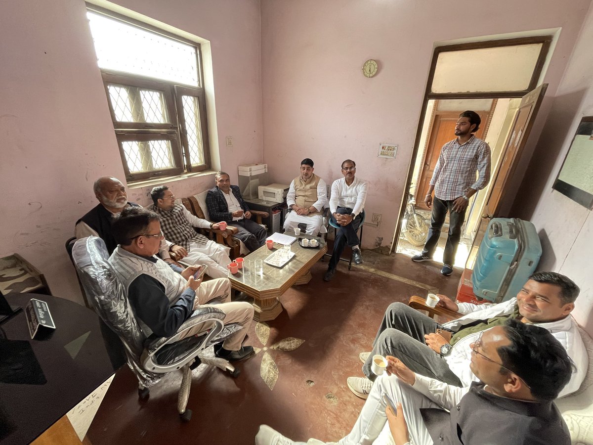 drmerajhusain's tweet image. कल अमरोहा में निकलने वाली मनरेगा बचाओ यात्रा के रूट और यात्रा के प्रबंध को लेकर मीटिंग में हिस्सा लिया।इस अवसर पर ज़िला अध्यक्ष ओंकार कटारिया जी सहित अन्य पदाधिकारी मौजूद रहे।#Amroha