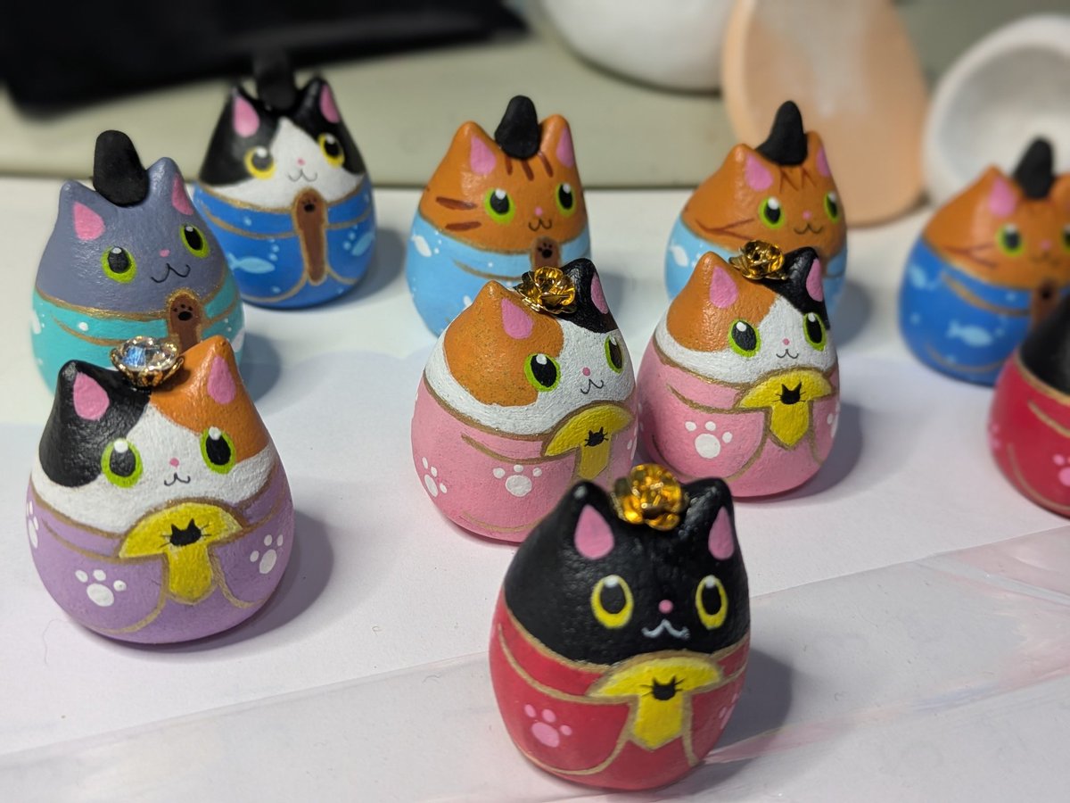 女雛に冠 男雛に烏帽子付けたよ 冠用の金属のお花が1個足りなくて、一