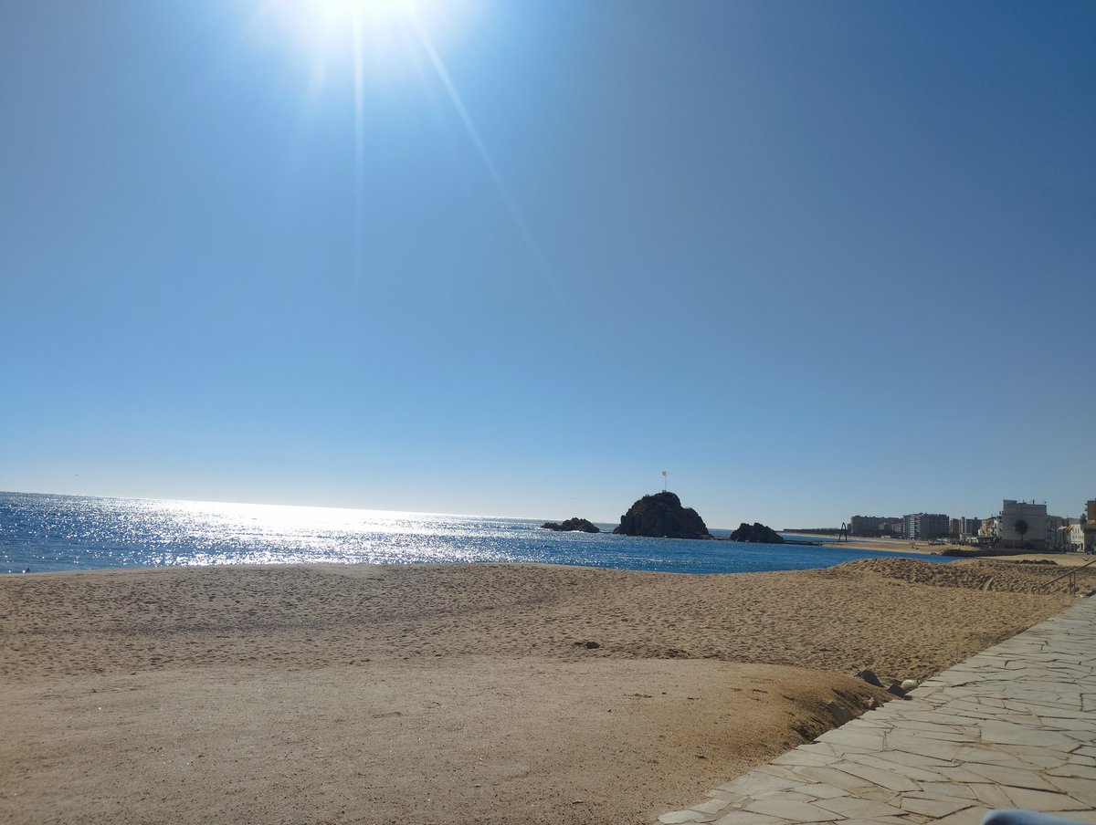 CMRinterina's tweet photo. Blanes, Costa Brava, coles e institutos cerrados, padres que no pueden ir a trabajar,toda Cataluña paralizada. 20 grados, ni una gota de aire. Pero como siempre en este país de 💩, no pasará nada, ni nadie tiene responsabilidad de nada. https://t.co/AzbGWqB86Y