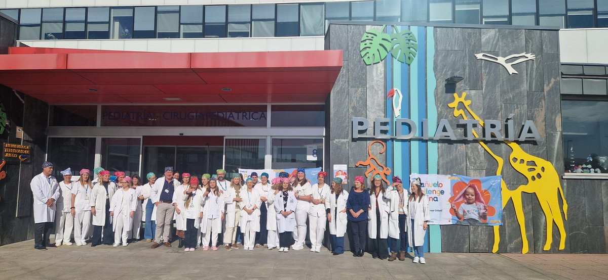 astursalud's tweet photo. 💪El equipo de profesionales del @HUCA_Asturias también se ha querido unir al #PanueloChallenge de la @FundAladina con motivo del #DiaInternacionalDelCancerInfantil🎗️ https://t.co/S2vX5OFr9C