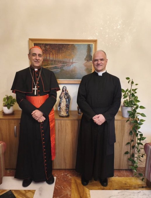 El_Purpurado's tweet photo. El Prefecto de la Doctrina de la Fe se reúne con el Superior General de la Fraternidad de San Pío X, el padre Pagliarani. La reunión fue cordial, pero recuerda que consagrar obispos sin mandato pontificio supondría una ruptura de la comunión con la Iglesia Católica (cisma) https://t.co/sbSBfe6MS3