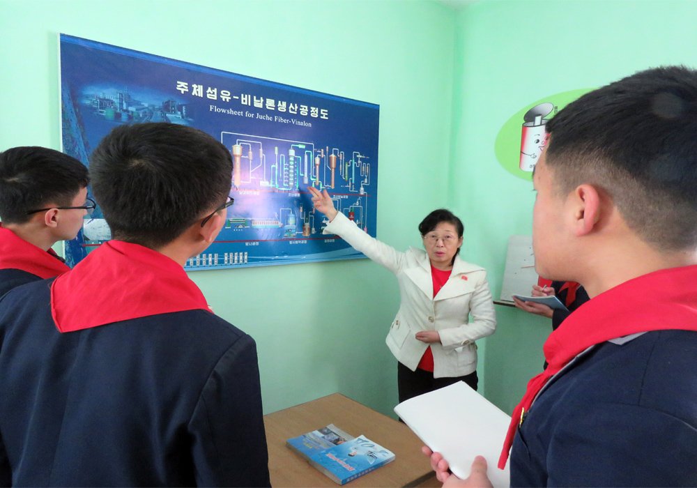 KFAintercomsec's tweet image. Kim Ok Hui, the chemistry teacher at Jungsin Institute, has developed modern teaching methods to improve instruction, such as the interactive periodic table, explaining the data of each element, its current usefulness, and its future technical application.