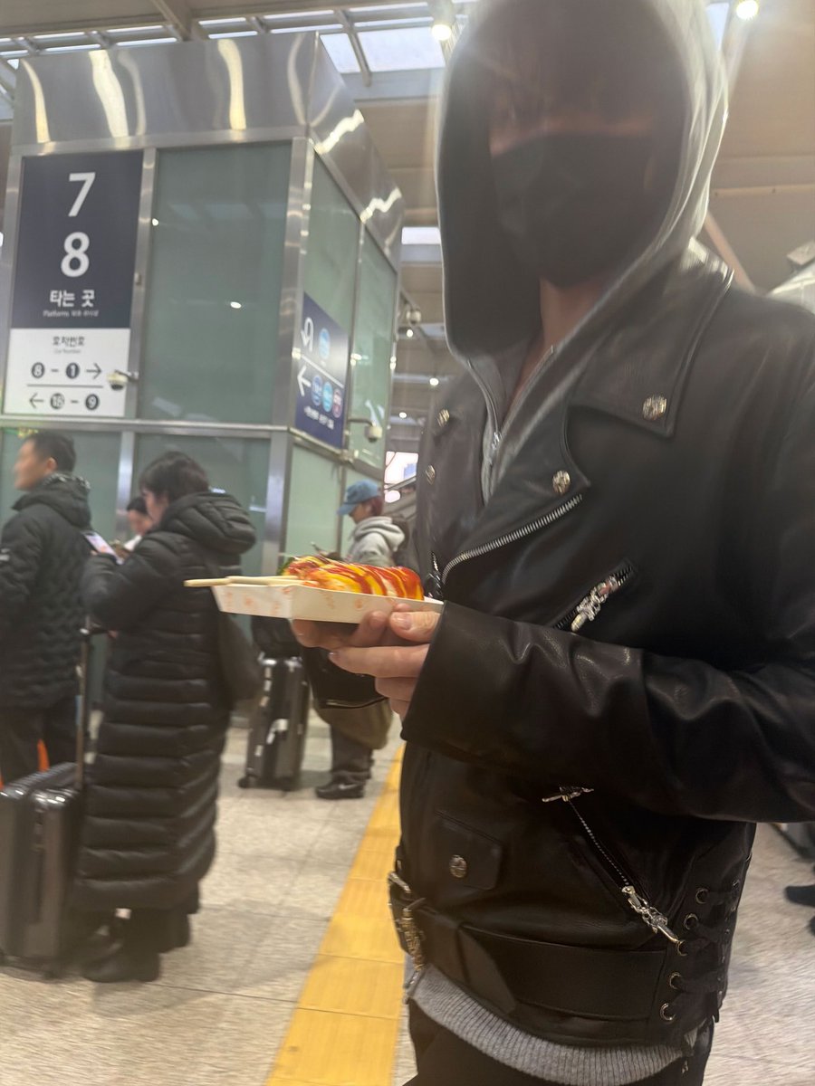 of_winter_'s tweet photo. [믽규 어디감]
[나 버렸냐 야]
-나 여기
아 뭐야, 아니 뭐야?
-…때깔 봐, 이걸 참아?
…우리 방금 샌드위치에 삼각김밥 김밥에 바나나우유 ���기우유에 얼린 젤리 한 통 먹고 나온거 기억하는거지?
-….못 참긴 해
…..못 참겠긴 하다 진짜
-다 들어가지~
나 토할거 같아
-먹기 전에 해, 아까우니까
… https://t.co/AZCv3FAM09
