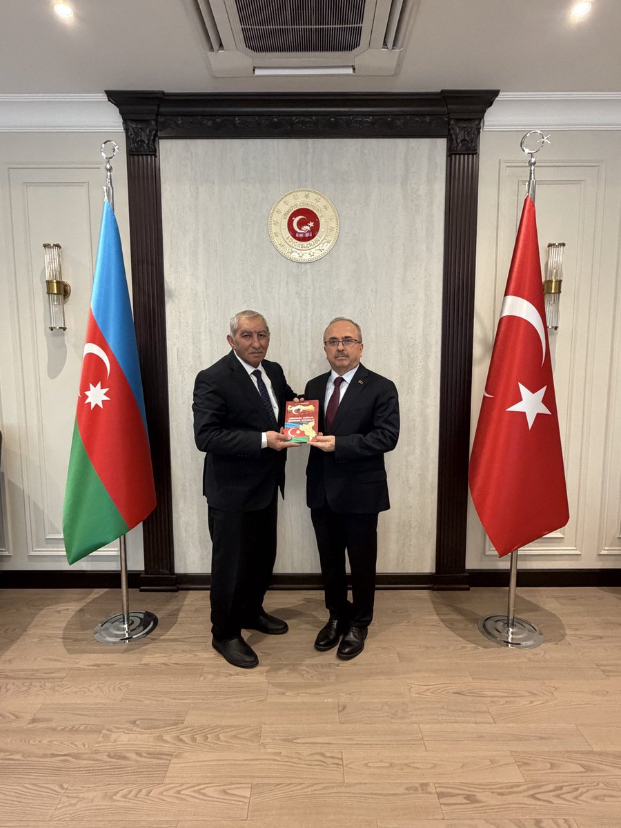 Birol_Akgun's tweet photo. Türkiye ve Azerbaycan kardeşliğinin en anlamlı mirası olan 1918 Kafkas İslam Ordusu şehitlerimizi unutmayıp, Qubadlı bölgesinde yatan aziz şehitlerimizi kitabında anlatan vefakar yazarımız Çingiz Salmanov’u büyükelçiliğimizde ağırlamaktan onur duyduk. Kardeşliğimiz ebedidir. https://t.co/R9XjFkVfFx