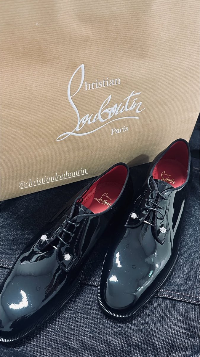 everythingmingi's tweet photo. [📷] 260212 | Mingi Instagram 

Mingi posted in his stories a pair of Chambeliss Night Strass from Louboutin. 
Louboutin boy 🍷

#MINGI #민기 #ATEEZ #에이티즈 #ChristianLouboutin #mingistyle https://t.co/K6QYllzTuh