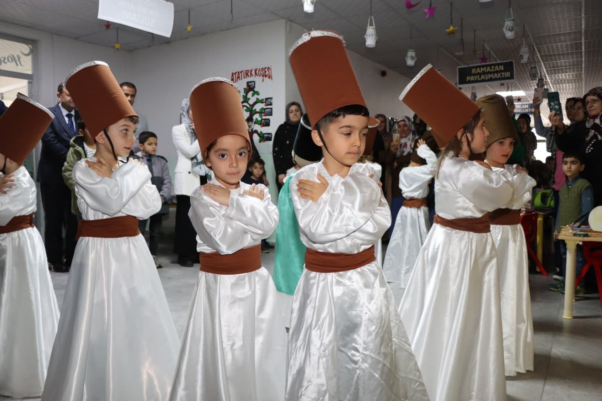 Kahtamegitim's tweet photo. Fatma Mehmet Altıntaş Anaokulunda “Hoş Geldin Ramazan” Şenliği düzenlendi. Ramazan ayının manevi atmosferini yansıtan etkinlik kapsamında öğrenciler tarafından semazen gösterileri ve çeşitli etkinlikler gerçekleştirildi. https://t.co/P0FWlDz0LI