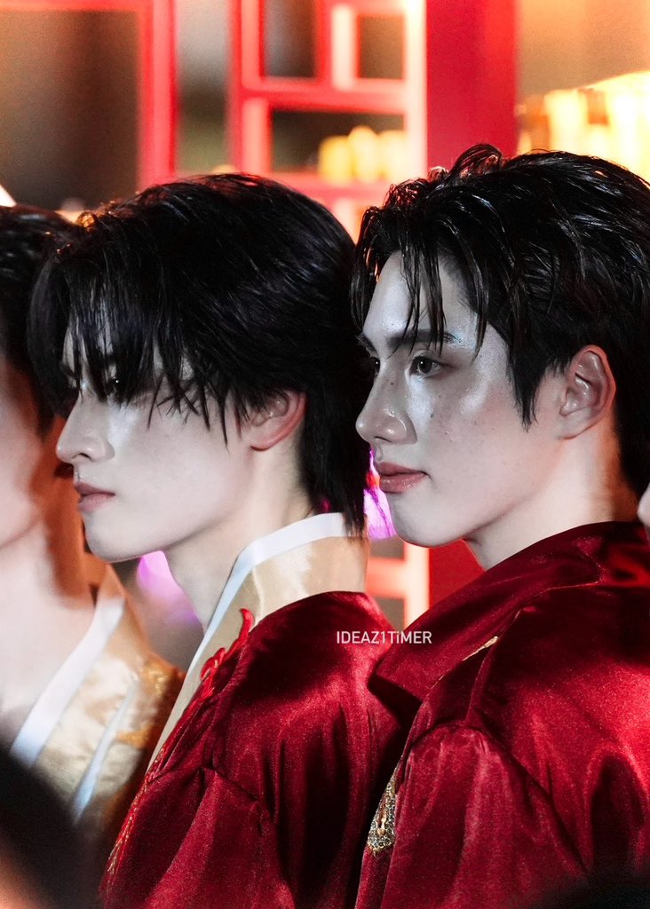 Stare at you

CNY ICONSIAM WITH BUS
#PHUTATCHAI 
#AAashirakorn 
#BUSCNYatICONSIAM
#ICONSIAMCNY2026